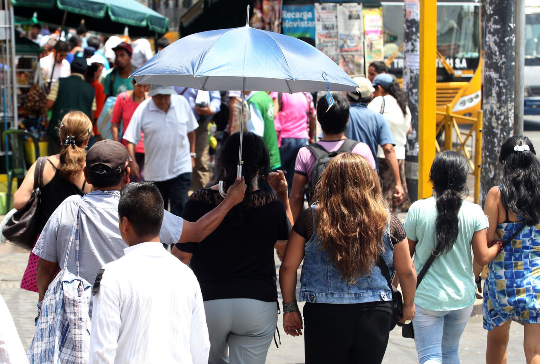 Personas caminado en Peru