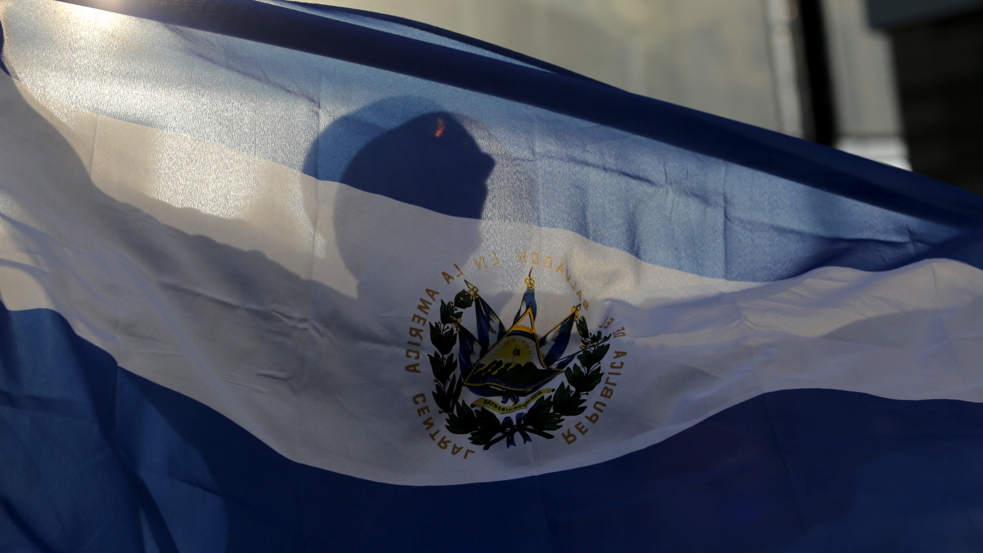 El Salvador se prepara para elecciones presidenciales Persona sosteniendo una bandera del Salvador