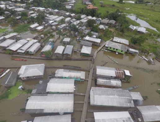 Rua inundada vista de um aviao