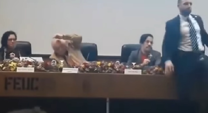 Pessoas em uma sessao de deputados