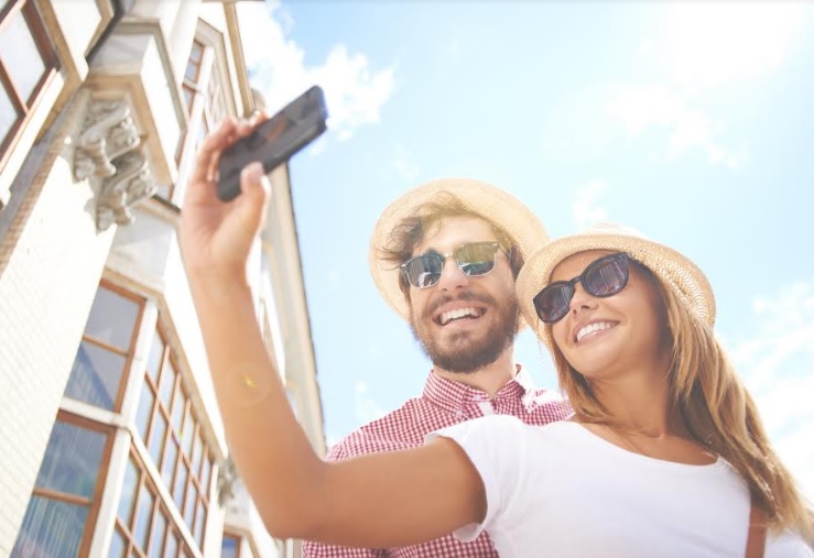 Falta menos de un mes para las vacaciones de Semana Santa Una pareja montandose una foto con el celular