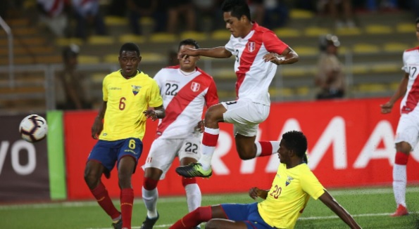 Jugadores de las selecciones de Peru y Ecuador en un partido