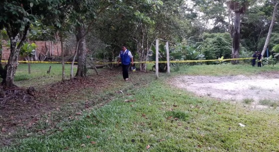Mujer caminando por una zona acordonada por la policia