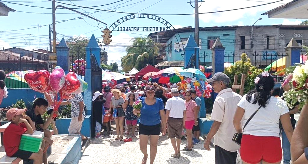 image for Ciudadanos visitaron a madres fallecidas en los cementerios de Iquitos