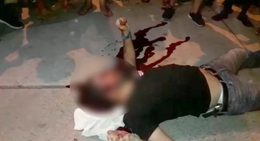 Disparan a quemarropa a motociclista Persona en el suelo con varios impactos de arma de juego