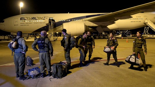 Pessoas em um aeroporto