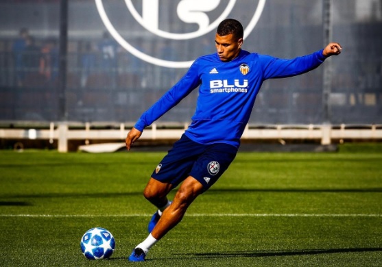 Murillo se vestira de azulgrana Jerson Murillo con un balon de futbol
