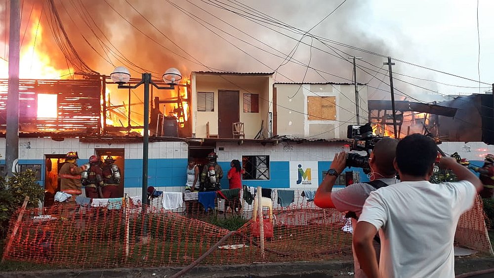 Viviendas en la cuadra 24 de la avenida incendiandose