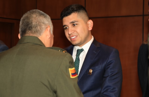 Ministro de Vivienda recibiendo la medalla Cabo segundo Luis Eduardo Pinto Fuentes
