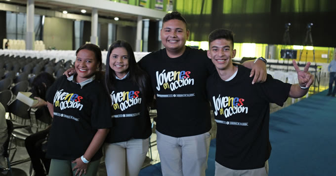 Hasta el 15 de marzo se realizarán jornadas de prerregistro Cuatro jovenes en una foto
