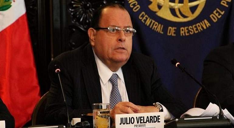 Presidente del Banco Central de Reserva en una oficina