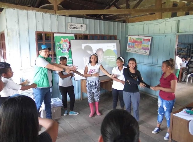 Joven de 17 años en estado de embarazo Personas en un bote de Guardacostas en el Amazonas