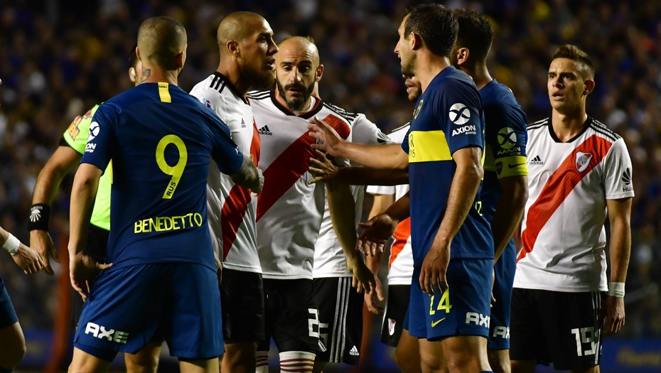Jugadore de futbol en una cancha de futbol