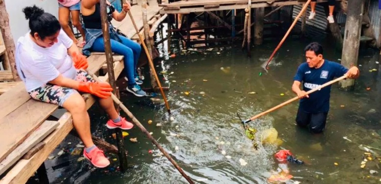 Personas haciendo limpieza en belen