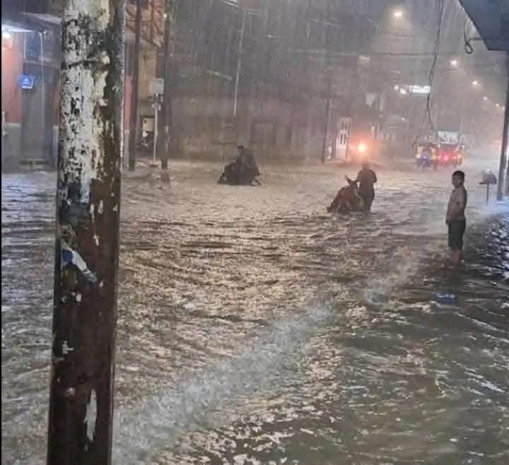 image for Lluvias torrenciales causan inundaciones críticas en calles de Iquitos