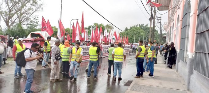 image for CGTP protesta frente a la Prefectura de Loreto