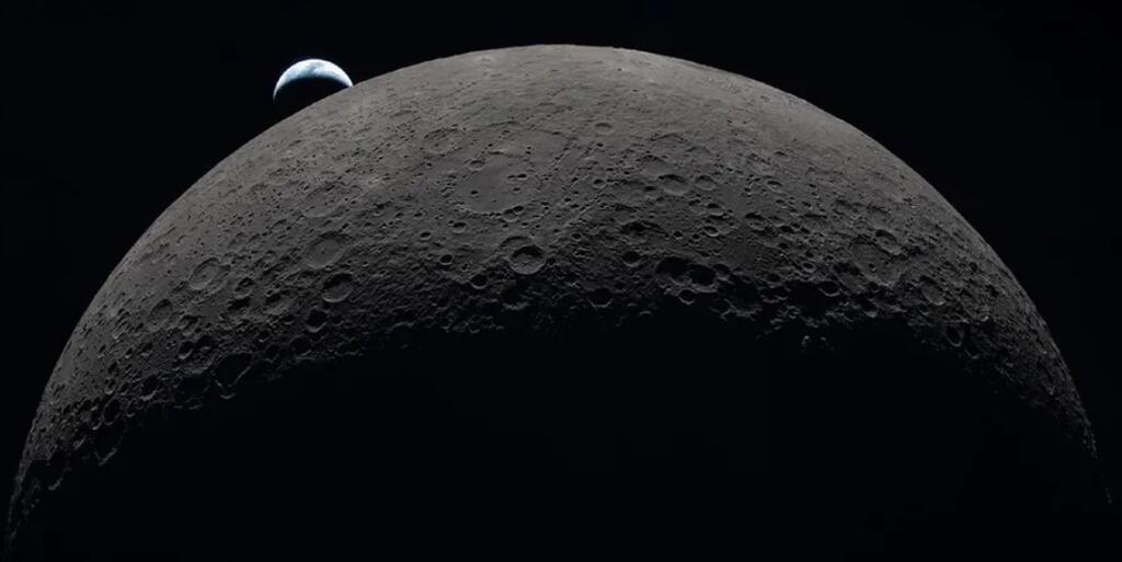 image for NASA halla posibles refugios microscópicos en el polo sur lunar