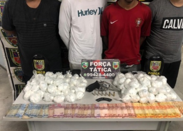 Foram encontradas tres sacolas com 4744 trouxinhas Droga colocada sobre uma mesa