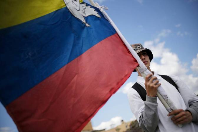 Persona sosteniendo una bandera