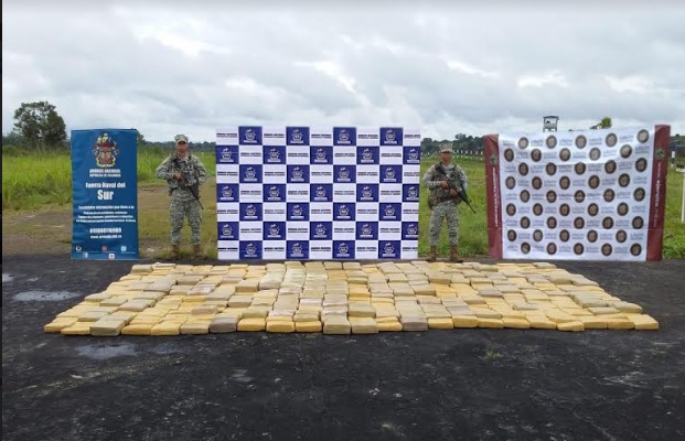 Paquetes de marihuana en el suelo organizada en filas