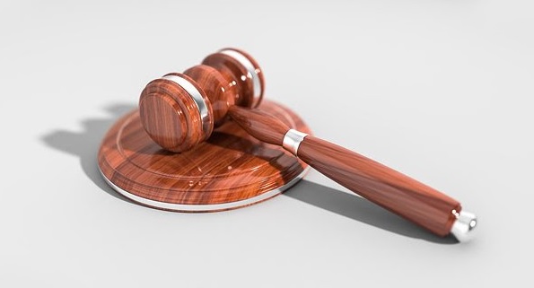 Noticias judiciales Martillo en madera en una mesa