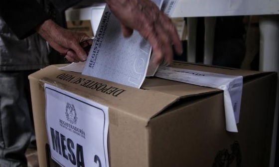 Persona colocando un papel en una caja
