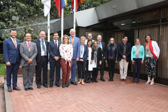Noticias internacionales Personas en grupo listas para ser fotografiadas