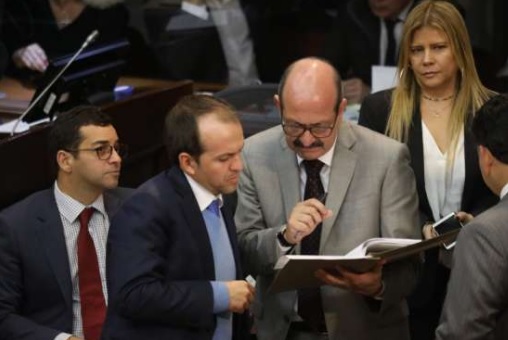 plenaria del Senado aprobo este miércoles por unanimidad el segundo Personas en el recinto del congreso