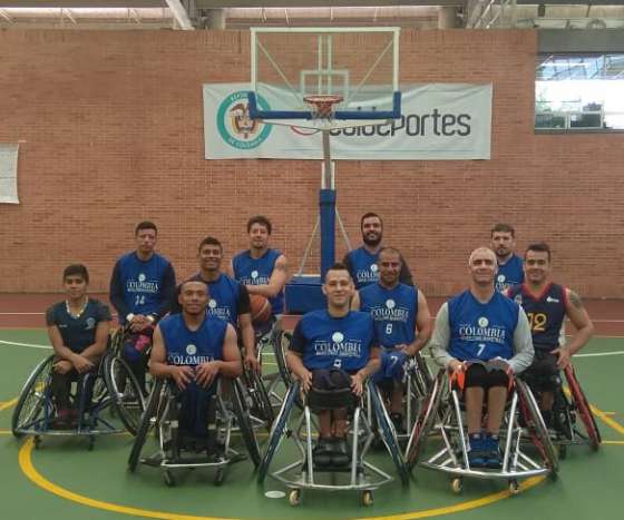 Deportistas de baloncesto en silla de ruedas