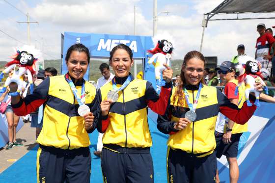Colombia genera noticias positivas en deporte Deportistas colombianas sosteniendo trofeos