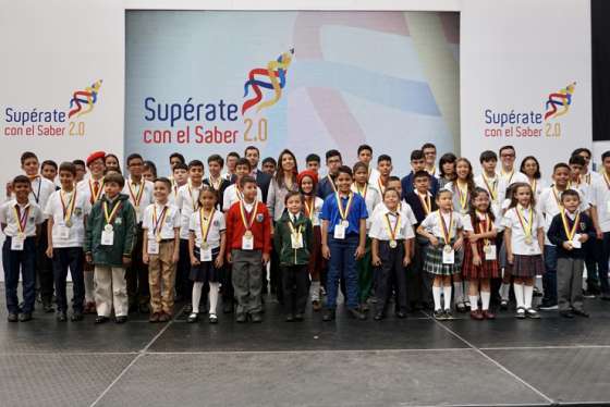 Estudiantes en un grupo para ser fotografiados