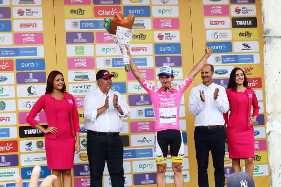 Colombiano nuevo lider del Tour Colombia Ciclista colombiano en el podio despues de ganar una carrera