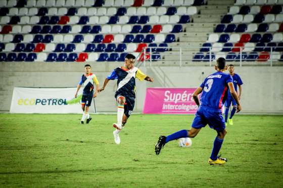 Jovenes en un estadio de Barranquilla en una cancha de futbol