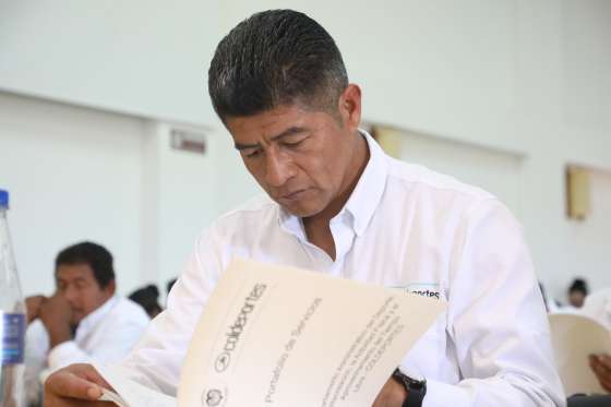 Dia Internacional de las Personas con Discapacidad Persona viendo un portafolio de servicios de coldeportes