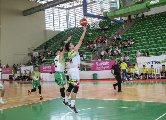 Jugadores de baloncesto en una cancha jugando