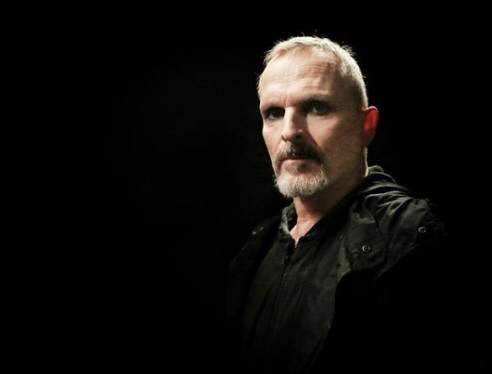 Los momentos más polémicos en la vida de Miguel Bose Miguel Bose vestido de negro