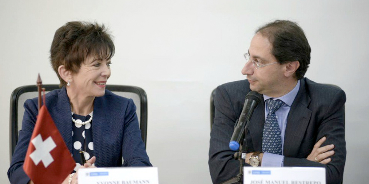 Diplomaticos en una mesa charlando