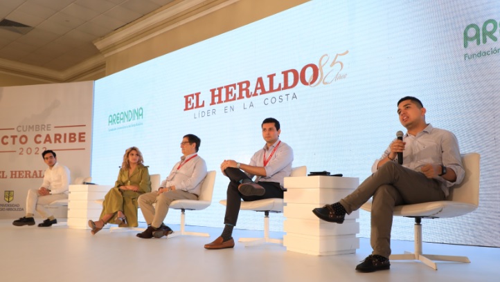 El jefe de la cartera explicó cuál será la hoja de ruta para lograr cumplir el ambicioso plan Cuatro personas en una conferencia de gobierno