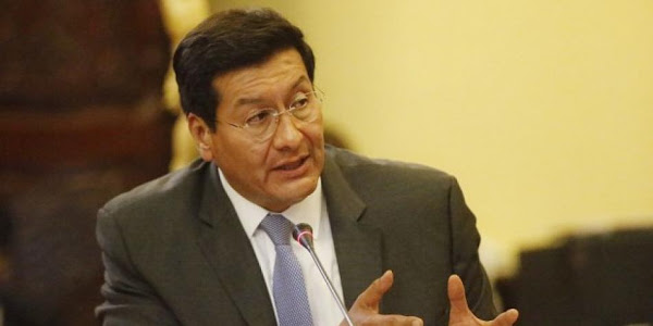 Ex ministro Paredes en una oficina