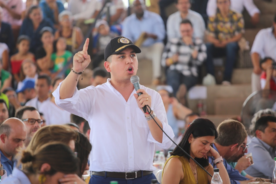 Ministro de vivienda Jonathan Malagón interviniendo ante un publico