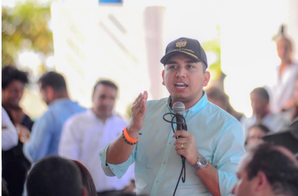 Ministro de vivienda en evento