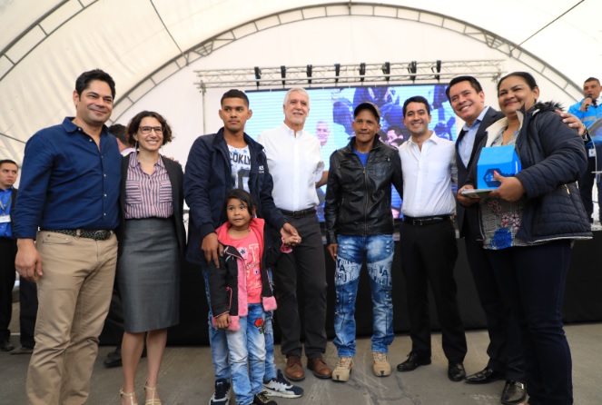 Personas en entrega de estimulos del gobierno