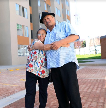 Ministerio de Vivienda entrego en 2018 más de 32 mil subsidios Una pareja de mujer y hombre abrazaondose