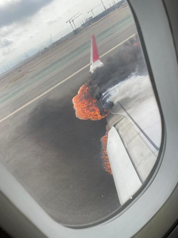 image for Mueren bomberos al chocar vehículo contra un avión de Latam