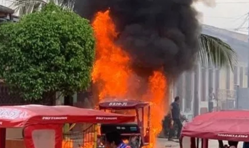 Motocarro ardiendo en llamas Motocarro en llamas