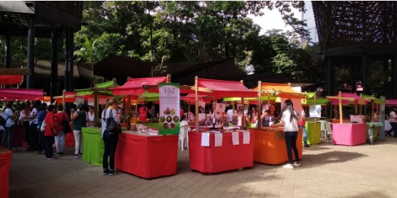 Mujeres emprendedoras son premiadas Personas en una feria de mujeres emprendedoras