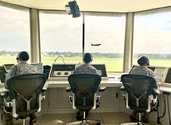 Tres mujeres controladoras aéreas estuvieron al mando de la Torre de control image for Tres mujeres controladoras aéreas estuvieron al mando de la Torre de control