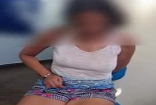 Mulher atacando a filha na foto