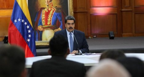 Presidente Maduro en reunion con personas