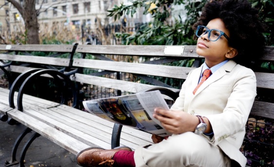 Cory Nieves Foto / Ebony Magazine Cory Nieves en una silla sosteniendo un periodico